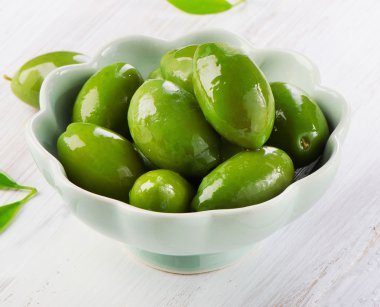 Kase içinde yeşil zeytin.