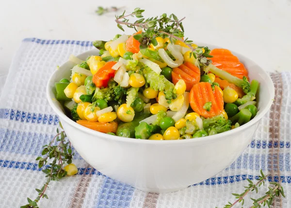 Legumes mistos em tigela branca . — Fotografia de Stock