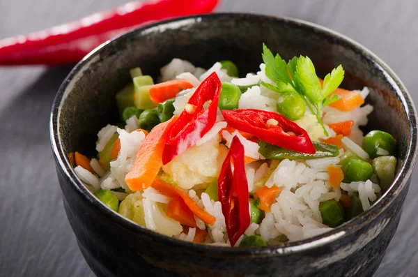 블랙 보드에 야채와 쌀. — 스톡 사진
