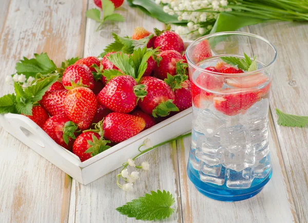 딸기와 차가운 물 해독 — 스톡 사진