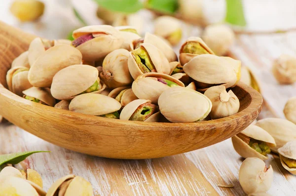 Pistachos en cuchara de madera — Foto de Stock