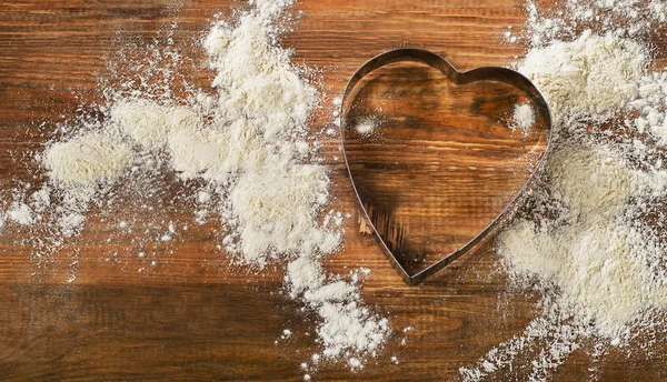 Cortador de galletas en forma de harina y corazón —  Fotos de Stock