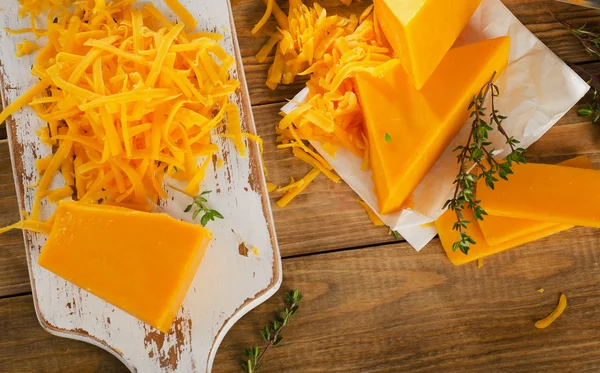 Fromage cheddar sur planche à découper . — Photo