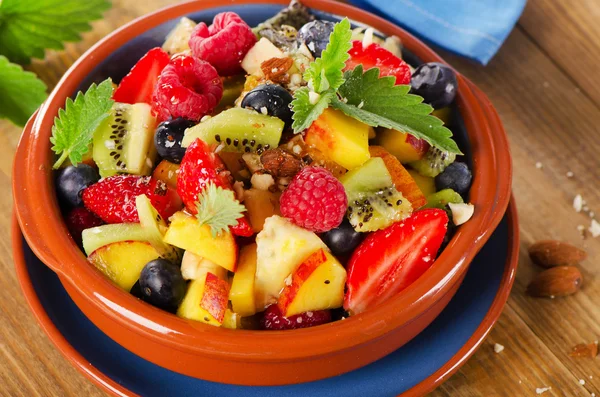 Salada de frutas frescas e saudáveis — Fotografia de Stock