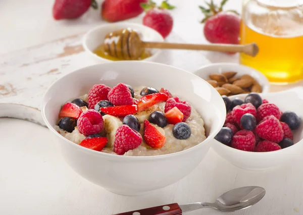 Домашня вівсянка з ягодами на здоровий сніданок — стокове фото