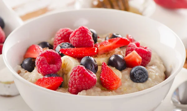 Hausgemachte Haferflocken mit Beeren für ein gesundes Frühstück — Stockfoto