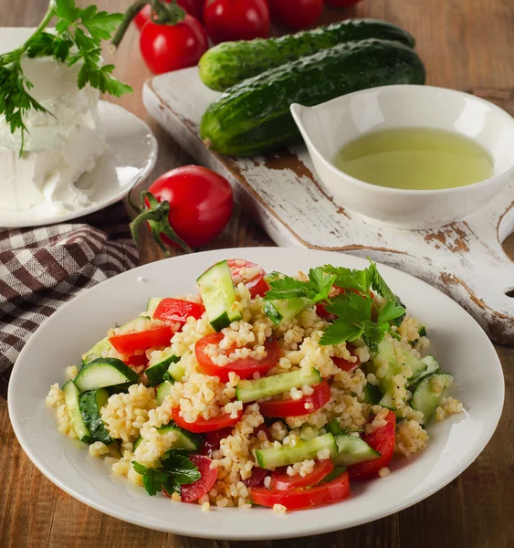 Sallad med bulgur, persilja och färska grönsaker. — Stockfoto