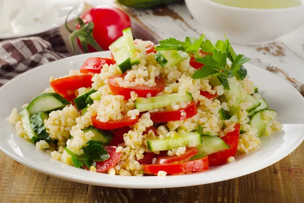 Insalata con bulgur, prezzemolo e verdure . — Foto Stock