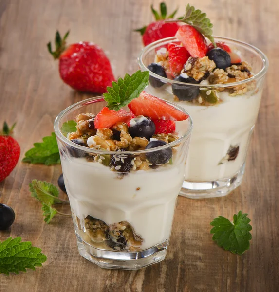 Jogurt z musli i świeże jagody — Zdjęcie stockowe