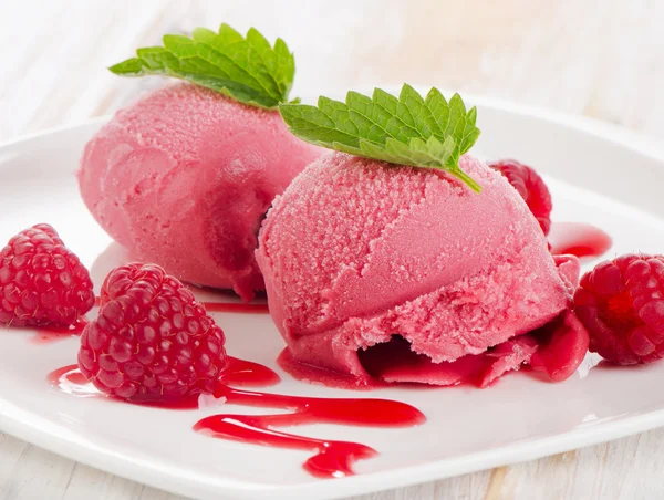 Raspberry sorbet with fresh mint — Stock Photo, Image
