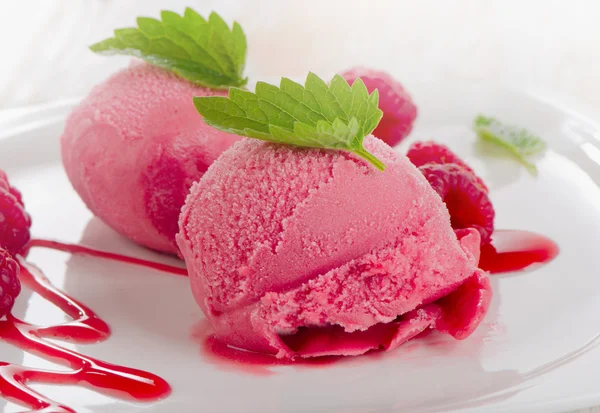 Raspberry sorbet with fresh mint — Stock Photo, Image