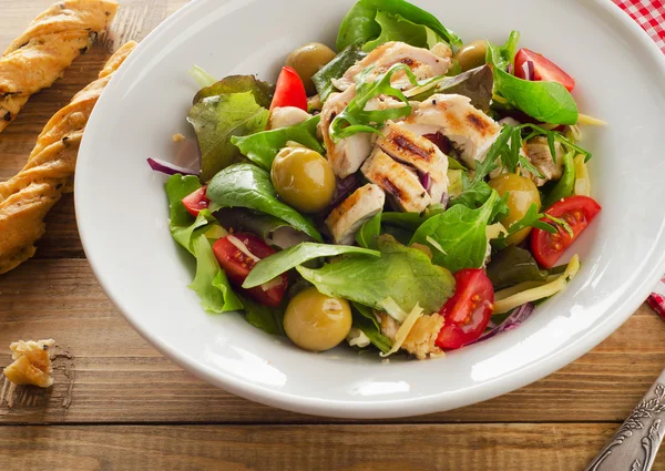 Salada de frango na mesa de madeira — Fotografia de Stock