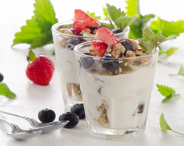 Granola with yogurt and fresh berries — Stock Photo, Image