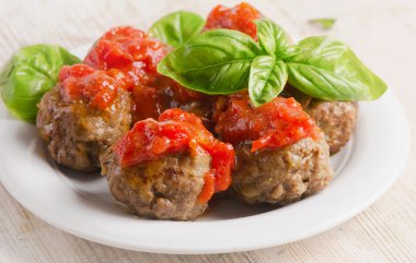 köfte fesleğen ve sos ile