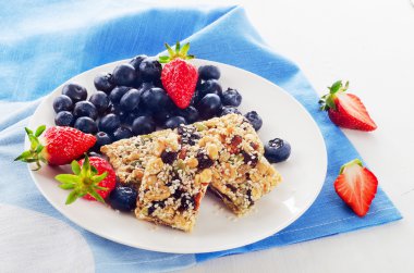 meyve ve fındık granola barlar