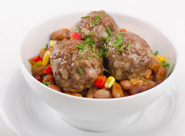 Boulettes de viande aux haricots et sauce — Photo