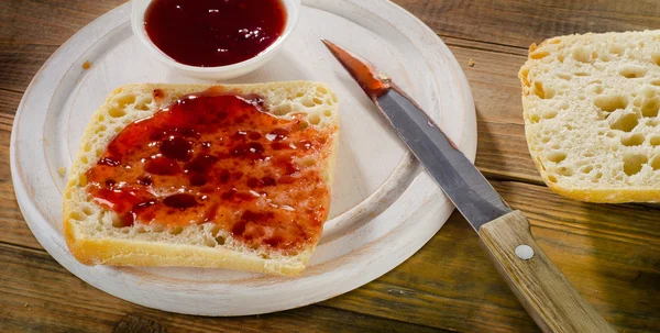 Pan fresco con mermelada dulce — Foto de Stock