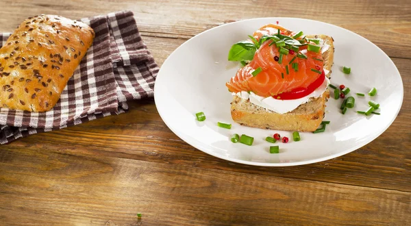 Sanduíche com pão e salmão — Fotografia de Stock
