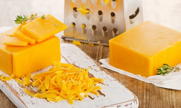 Queso cheddar rallado — Foto de Stock