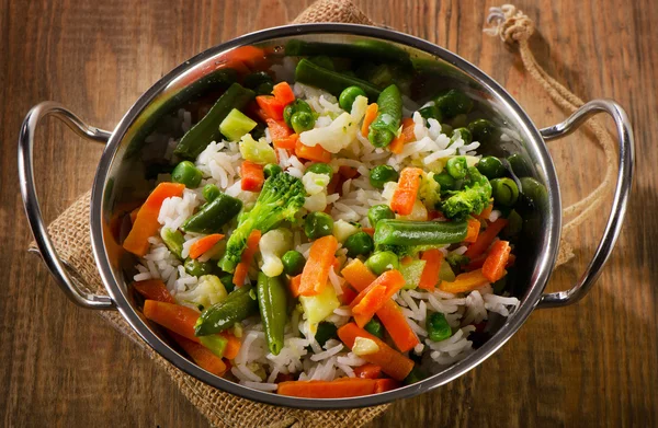 Rýže se zeleninou v misce — Stock fotografie