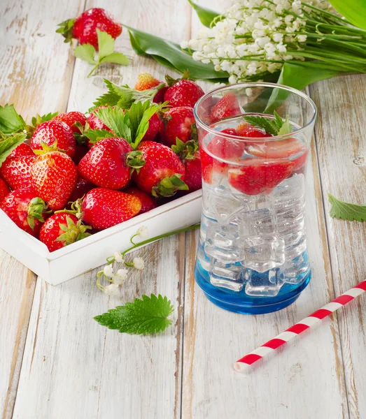 Färska jordgubbar och detox vatten — Stockfoto