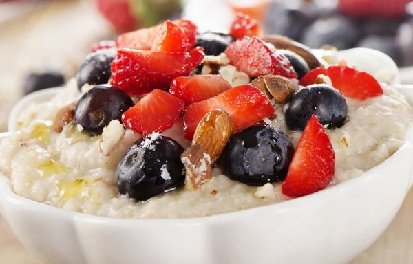 Haferflocken mit Beeren und Nüssen — Stockfoto