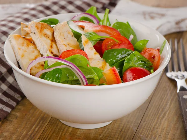 Salada com frango grelhado — Fotografia de Stock