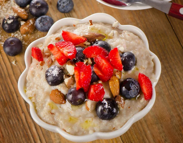 Haferflocken mit Beeren und Nüssen — Stockfoto