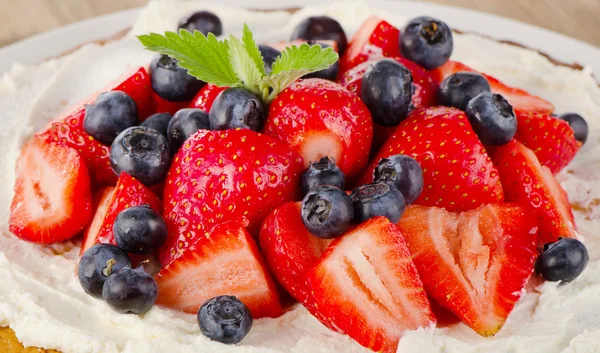 Torta alla crema di fragole e mirtilli — Foto Stock