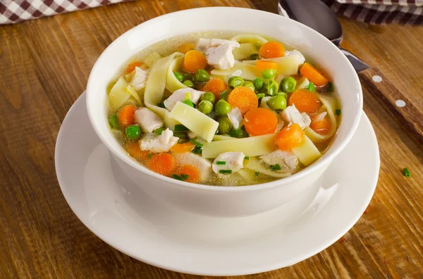 Чаша супа с куриной лапшой — стоковое фото