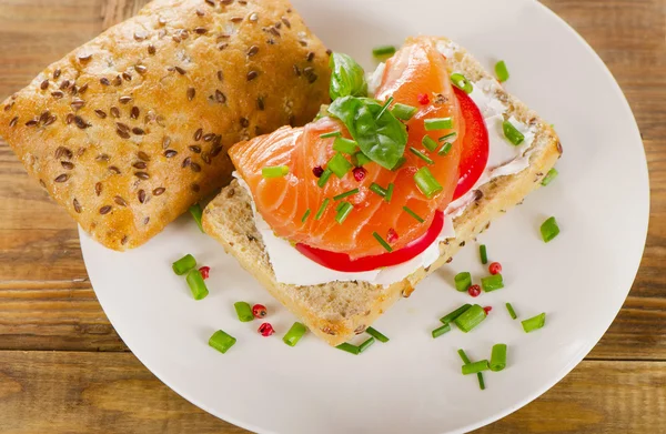 Sandwich with bread and salmon — Stock Photo, Image