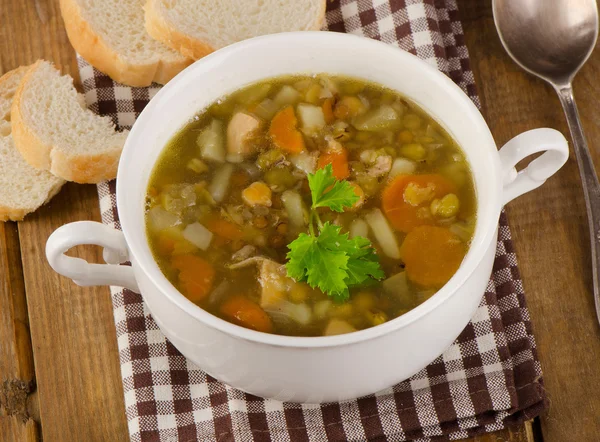 Minestra con lenticchie, fagioli e pollo — Foto Stock