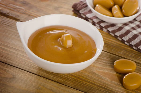 Caramelos y salsa de caramelo — Foto de Stock