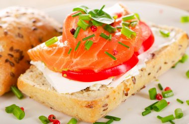 Tahıl ekmek ve somon sandviç