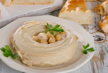 Sağlıklı bir krem humus tabak. 