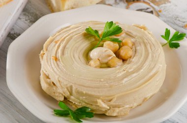 Kremsi bir humus tabak