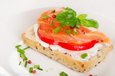 Tahıl ekmek ve somon sandviç