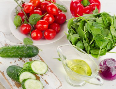 Taze sebze salatası için malzemeler 