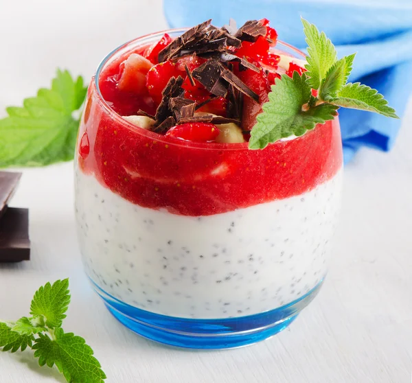 Chia pudding with berries and chocolate — Zdjęcie stockowe