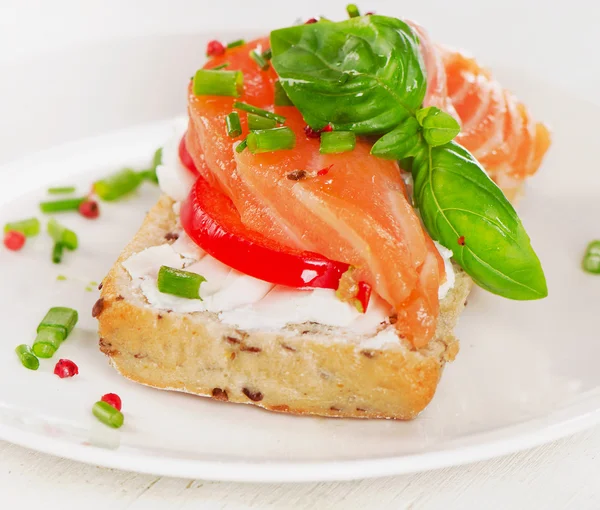 Sandwich met granen brood en zalm — Stockfoto