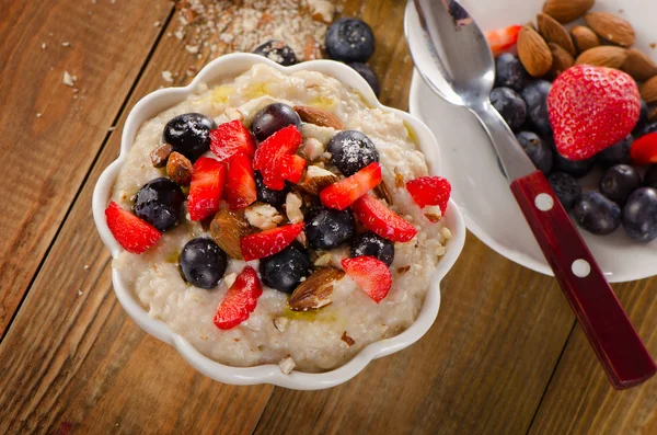 Oatmeal with fresh Berries and nuts — Stock Photo, Image
