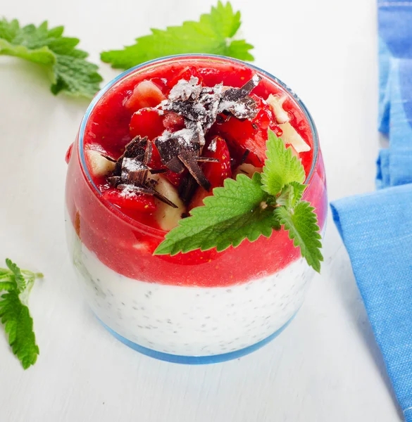 Chia pudding with berries and chocolate — Φωτογραφία Αρχείου