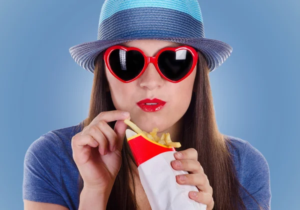 Mujer comiendo papas fritas —  Fotos de Stock