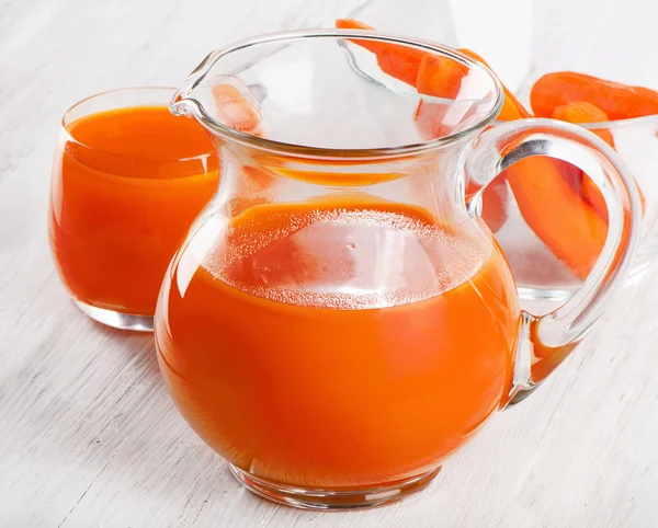 Carrot juice in a glass jug — ストック写真