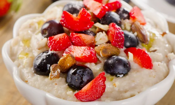 Farina d'avena con bacche fresche e noci — Foto Stock