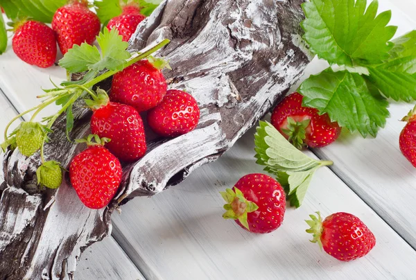 Fresas frescas maduras en la mesa — Foto de Stock