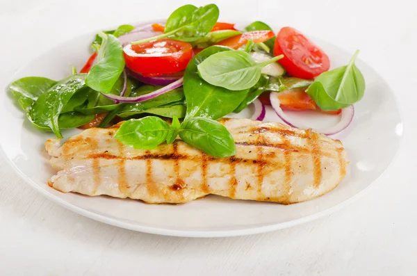 Frischer Salat mit gegrilltem Huhn — Stockfoto