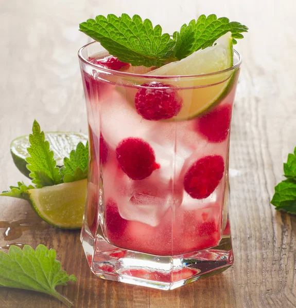 Summer drink on old wooden table — 图库照片