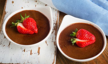 Ev yapımı çikolata Mousse çilek ile