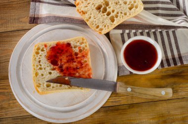 tatlı reçelli taze ekmek